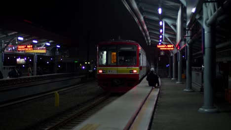 Zug-Fährt-Von-Einem-Leeren-Bahnsteig-Am-Elektrischen-Bahnhof-Kampung-Bandan-Ab