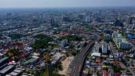 Una-Vista-Panorámica-Del-Paisaje-Urbano-Con-El-Puente-Rama-Viii-En-Bangkok,-Tailandia,-Sudeste-Asiático---Toma-Aérea-De-Drones