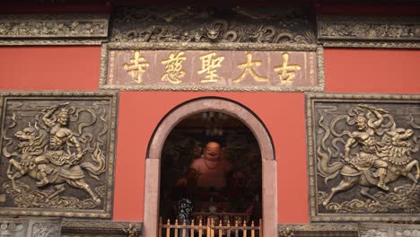 Eine-Detaillierte-Ansicht-Des-Eingangs-Zu-Einem-Traditionellen-Chinesischen-Tempel-In-Chengdu,-China,-Mit-Komplizierten-Buddhistischen-Kunstwerken-Und-Schnitzereien