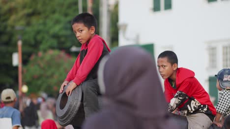 Kinder-Spielen-Tagsüber-Auf-Einer-Großen-Kanone-Im-Taman-Fatahillah