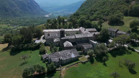 Órbita-Aérea-Del-Monasterio-De-La-Abadía-De-Novalesa,-Un-Hito-Histórico-De-Turín,-Italia