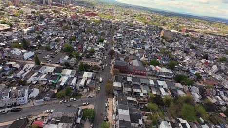 FPV-Drohnenflug-über-Eine-Amerikanische-Stadt-Mit-Historischen-Häusern-Und-Gebäuden-Während-Des-Sonnenuntergangs