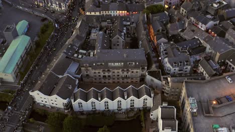 Inclinación-Aérea-Hacia-Abajo-Del-Hermoso-Centro-De-La-Ciudad-De-Galway-Por-La-Noche-Durante-El-Festival-De-Las-Artes