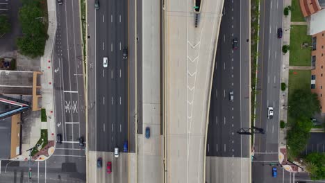 Toma-Aérea-De-Pájaro-Del-Intenso-Tráfico-En-La-Autopista-American-Interchange-De-EE.UU.