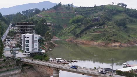 Puente-Y-Nueva-Construcción-En-Ladera-Del-Embalse-Del-Peñol-En-Colombia.