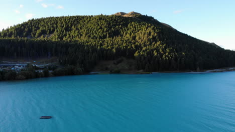 Lago-Y-Montañas-Durante-El-Atardecer-Amanecer-4k-Drone-Nueva-Zelanda