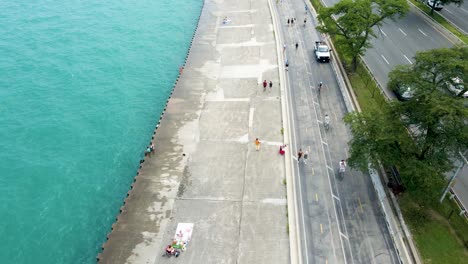 Luftaufnahme-Einer-Ruhigen-Seepromenade-Mit-Fußgängern,-Die-Einen-Gemütlichen-Tag-In-Chicago-Genießen