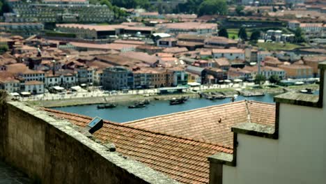 Shot-of-the-river-with-boats-and-buildings-in-Porto,-Portugal