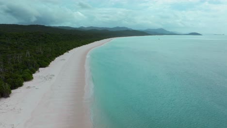 Whitehaven-Beach,-Luftaufnahme,-Drohne,-Whitsunday-Islands,-Australien,-Bewölkt,-Schatten,-Regen,-Atemberaubend,-Weißer-Sand,-äußeres-Great-Barrier-Reef,-Klares-Blaues-Aqua,-Ozean,-Hügel,-Einlass,-Aussichtspunkt,-Segelboot,-Yachten,-Statische-Aufnahme