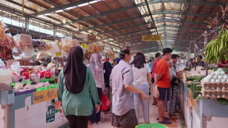 überfüllter-Indoor-Markt-Mit-Einheimischen,-Leute,-Die-Frische-Indonesische-Lebensmittel-Einkaufen