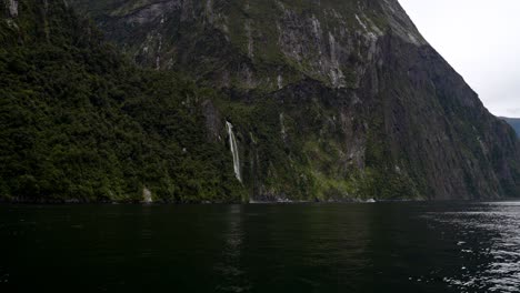 Vista-De-Perfil-De-La-Cascada-Stirling-En-Milford-Sound-En-Nueva-Zelanda-En-Un-Día-Nublado