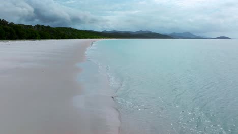 Whitehaven-Beach,-Luftaufnahme,-Drohne,-Whitsunday-Islands,-Australien,-Bewölkt,-Schatten,-Regen,-Atemberaubender-Weißer-Sand,-äußeres-Great-Barrier-Reef,-Klares-Blaues-Aqua,-Ozean,-Hügel,-Einlass,-Aussichtspunkt,-Segelboot,-Yachten,-Langsam-Vorwärts