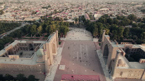 Plaza-De-Registán,-Rodeada-De-Madrazas-De-Ulugh-Beg,-Sher-dor-Y-Tilla-kori