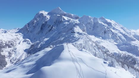 Expansive-aerial-view-of-a-large-mountain-range-in-the-Cascade-Mountain-Range-in-Washington-state