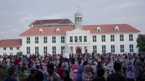 Crowd-gathered-at-Taman-Fatahillah,-a-popular-tourist-spot-in-Indonesia