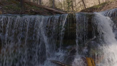 Una-Pequeña-Cascada-En-Un-Bosque-Durante-El-Día