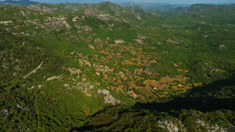 Vista-Aérea-Que-Rodea-Un-Barrio-En-Las-Tierras-Altas-De-Budva,-Día-Soleado-En-Montenegro