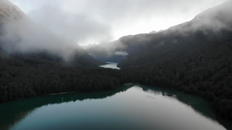 Lago-Y-Montañas-Durante-El-Atardecer-Amanecer-4k-Drone-Nueva-Zelanda