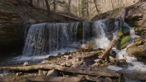 Wasserfall,-Der-über-Felsen-In-Einer-Ruhigen-Waldlandschaft-Stürzt