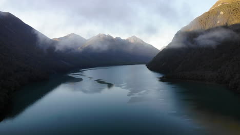 Lago-Y-Montañas-Durante-El-Atardecer-Amanecer-4k-Drone-Nueva-Zelanda