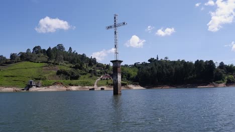 Crucifijo-En-Embalse-Del-Peñol-Representa-Ciudad-Inundada-En-Lago-Colombia