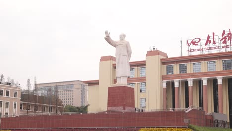 Außenansicht-Des-Sichuan-Wissenschafts--Und-Technologiemuseums-In-Chengdu,-China,-Mit-Einer-Markanten-Statue-Und-Großartiger-Architektur