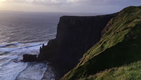 Cliffs-Of-Moher:-Stürmischer-Sonnenuntergang-Mit-Brechenden-Wellen