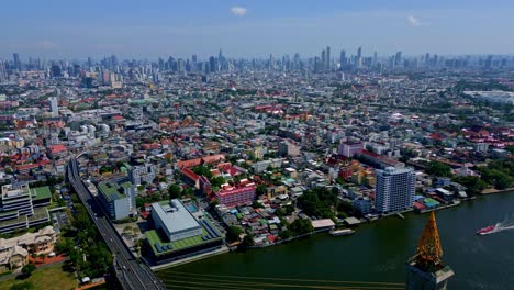 El-Puente-Rama-Viii-Cruza-El-Río-Chao-Phraya-Con-El-Paisaje-Urbano-Al-Fondo,-En-Bangkok,-Tailandia---Drones-Volando-Hacia-Adelante