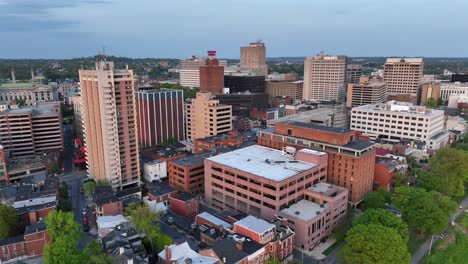 Drohnenaufnahme-Einer-Historischen-Amerikanischen-Stadt-Mit-Apartment-Tower-Und-Dem-Pennsylvania-State-Capitol-Complex