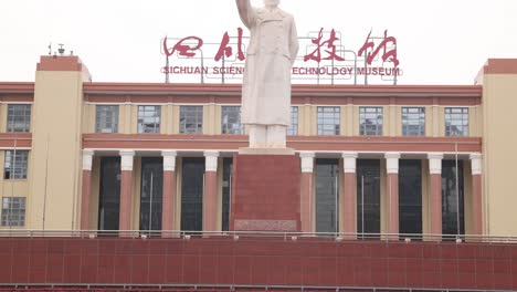 Front-view-of-a-Mao-Zedong-statue-standing-in-front-of-the-Sichuan-Science-Technology-Museum-in-Chengdu,-China