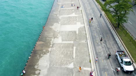 Luftaufnahme-Einer-Ruhigen-Seepromenade-Mit-Fußgängern,-Die-Einen-Gemütlichen-Tag-In-Chicago-Genießen