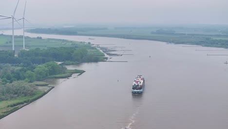 Windkraftanlagen-Am-Flussufer,-Logistik-Und-Gewerblicher-Transport,-Luftverkehr