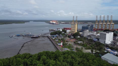 Niedrige-Überführung-über-Den-öffentlichen-Pier-Am-Wasser-In-Richtung-Port-Towers,-Buenaventura