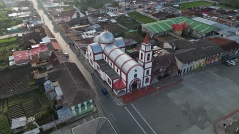 Aerial-orbits-Catholic-church-on-main-square-in-Murillo,-Colombia