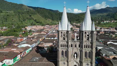 órbitas-Aéreas-Torres-Gemelas-De-La-Basílica-Catedral-En-Jardin,-Colombia