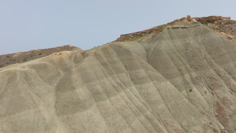 Flying-Towards-The-Clay-Cliffs-And-Zeljka-Cliffs-From-The-Viewpoint-In-Qarraba-Bay,-Malta