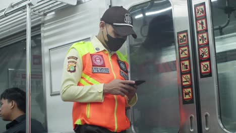 El-Oficial-De-Trenes-De-Indonesia-Es-Responsable-De-Diversas-Tareas,-Incluida-La-Verificación-De-Billetes,-Garantizar-La-Seguridad-De-Los-Pasajeros-Y-Gestionar-Las-Operaciones-Del-Tren.