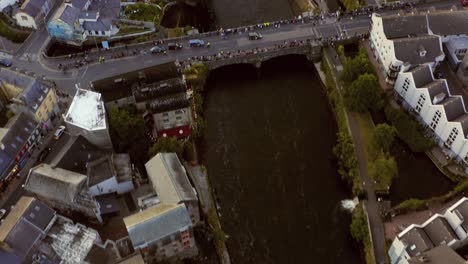 Disparo-Rápido-Siguiendo-El-Río-Corrib-Por-La-Noche-Durante-El-Festival-De-Las-Artes-De-Galway.