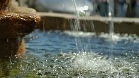 Agua-Salpicando-En-Una-Fuente-En-Velocidad-De-Fotogramas-Variable