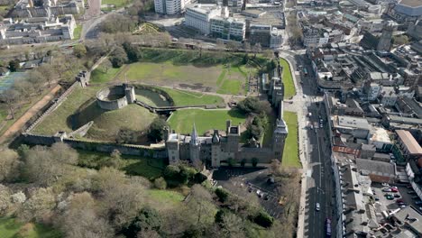 Fortificaciones-Del-Castillo-Medieval-Gótico-Victoriano-Y-Residencia-En-Cardiff,-Panorama-Aéreo