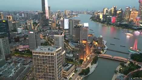 Vista-Panorámica-Aérea-Al-Atardecer-Del-Paisaje-Urbano-Moderno-De-La-Orilla-Del-Río-Pudong-Shanghai-China