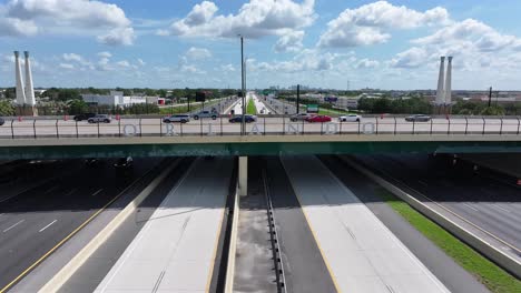 Tráfico-En-La-Autopista-Y-Cartel-De-Orlando-En-El-Puente-Durante-El-Día-Soleado-En-Florida