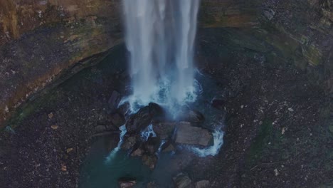 Majestätischer-Wasserfall,-Der-In-Einer-Ruhigen-Naturlandschaft-Auf-Felsen-Herabstürzt