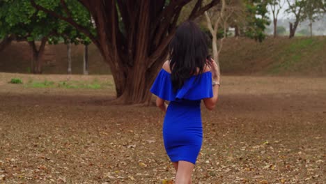 Una-Chica-Con-Un-Vestido-Azul-Disfruta-De-Un-Parque-Soleado-En-La-Isla-Caribeña-De-Trinidad