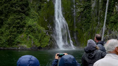 Menschen-Genießen-Den-Blick-Auf-Den-Stirling-Wasserfall-In-Milford-Vom-Deck-Eines-Kreuzfahrtschiffes