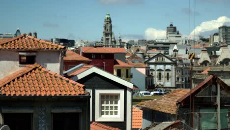 Der-Blick-über-Einige-Häuser-Und-Ihre-Dächer-In-Porto,-Portugal