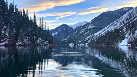 Gran-Lago-Almaty-En-La-Naturaleza-De-Kazajstán