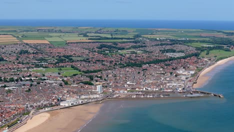 Hochwinkel-Drohnenaufnahmen-Von-Bridlington-Im-Sommer-Mit-Blauem-Himmel-Und-Meer