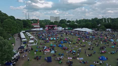 Schar-Von-Fans-Auf-Open-Air-Festival-An-Bewölkten-Tagen