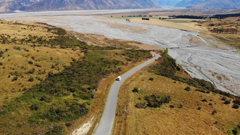 Viaje-Van-Vida-Montañas-De-Nueva-Zelanda-Y-Lago-Drone-Siguiendo-4k